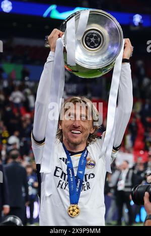 Luka Modric del Real Madrid CF solleva la coppa alla fine della finale di Champions League 2023/2024 tra il Borussia Dortmund e il Real Madri CF allo stadio Wembley di Londra (Inghilterra), il 1° giugno 2024. Il Real Madrid ha vinto 2-0 contro il Borussia Dortmund vincendo la sua 15a Champions League. Foto Stock