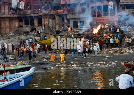 Immagine che cattura i tradizionali rituali di cremazione sulle rive del fiume gange a varanasi, in india Foto Stock