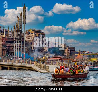 Esplora i ghati e i pellegrini di varanasi in un giro in barca lungo il fiume sacro gange in india. Sperimentare la spiritualità. Cultura. E la tradizione dell'induismo. E prendere il paesaggio urbano Foto Stock