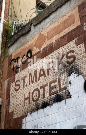 St. Marks Place si trova nell'East Village, New York, USA, 2024 Foto Stock