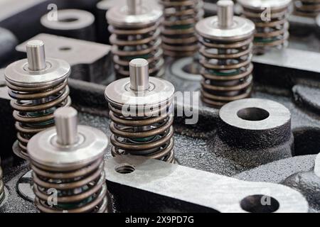 Testata di un motore a combustione interna con il coperchio rimosso, sono visibili valvole, punterie e molle. Primo piano, messa a fuoco selettiva, tecnologia Foto Stock