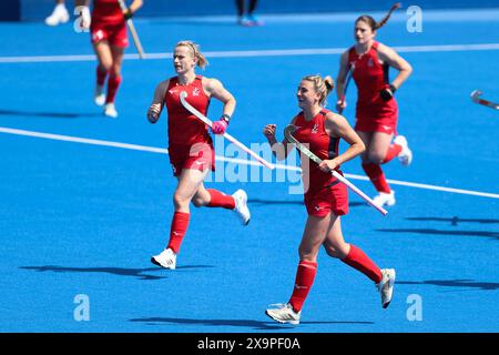 Lily Owsley (a destra) della Gran Bretagna celebra il primo gol della squadra durante la partita femminile FIH Hockey Pro League al Lee Valley Hockey and Tennis Centre di Londra. Data foto: Domenica 2 giugno 2024. Foto Stock