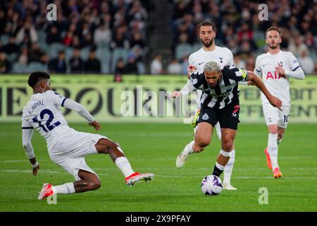 Emerson Royal del Tottenham compete per il pallone con Joelinton Apolinario de Lira di Newcastle durante l'Exhibition match tra Tottenham e Newc Foto Stock