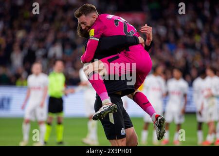 Mark Gillespie di Newcastle festeggia con Dan Burn del Newcastle dopo aver sconfitto il Tottenham dopo l'Exhibition match tra Tottenham e Newca Foto Stock