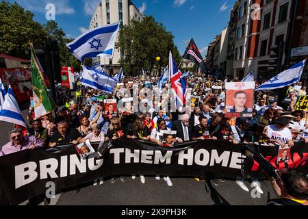 Londra, Regno Unito. 2 giugno 2024. Migliaia di persone hanno marciato a Londra nell’ambito della “chiamata globale di unità per portare gli ostaggi a casa ora”, un evento di solidarietà che si tiene in 24 paesi in tutto il mondo, Unito per chiedere l’immediato rilascio degli ostaggi. L'evento includeva una serie di oratori, tra cui membri della famiglia di alcuni dei 125 ostaggi ancora tenuti prigionieri, e esibizioni musicali di artisti israeliani. 1.200 israeliani furono brutalmente uccisi e 240 ostaggi furono presi quando Hamas invase Israele il 7 ottobre 2023. Crediti: Amanda Rose/Alamy Live News Foto Stock