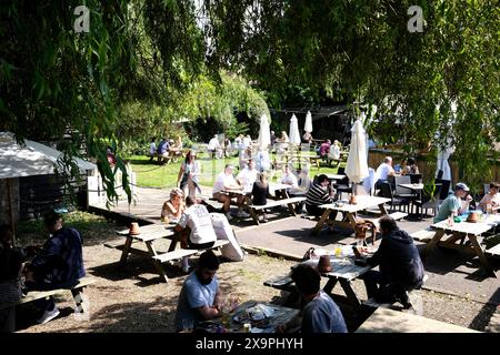 persone che consumano bevande rinfrescanti all'aperto nel pub locale, nel villaggio fordwich, nello sturry, a canterbury, nel kent, nel regno unito, giugno 2024 Foto Stock