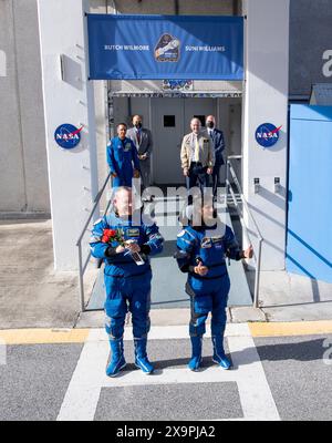 Cape Canaveral, Stati Uniti d'America. 1 giugno 2024. L'astronauta della NASA Butch Wilmore, a sinistra, e il compagno di equipaggio Suni Williams, a destra, camminano dal Neil A. Armstrong Operations and Checkout Building per il breve viaggio al Launch Complex 41 al Kennedy Space Center, 1 giugno 2024, a Cape Canaveral, Florida. Lo Starliner First Manned Crew Flight test è stato nuovamente cancellato all'ultimo minuto dopo che è stato rilevato un problema con il sistema informatico. Crediti: Joel Kowsky/NASA Photo/Alamy Live News Foto Stock