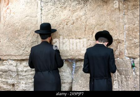 Il muro occidentale o muro del pianto è il luogo più sacro del giudaismo nella città vecchia di Gerusalemme, Israele. Foto Stock