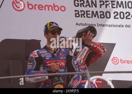 Mugello, Italien. 2 giugno 2024. 02.06.2024, autodromo Internazionale del Mugello, Mugello, MotoGP Gran Premio d'Italia 2024, nella foto il vincitore del podio Francesco Bagnaia dall'Italia, Ducati Lenovo Team, 2° posto per Enea Bastianini dall'Italia, Ducati Lenovo Team Credit: dpa/Alamy Live News Foto Stock
