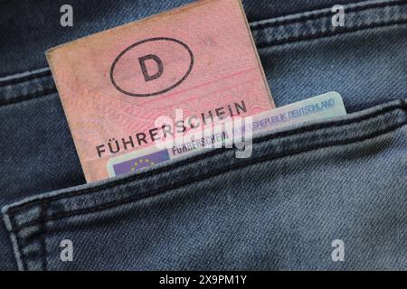 Una vecchia e una nuova patente di guida tedesca con la scritta "Führerschein" in una tasca per pantaloni Foto Stock