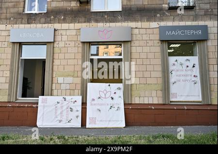 Non esclusiva: ZAPORIZHZHIA, UCRAINA - 1 GIUGNO 2024 - Un edificio residenziale è stato danneggiato dall'attacco missilistico russo a Zaporizhzhia, nel sud-est del Regno Unito Foto Stock