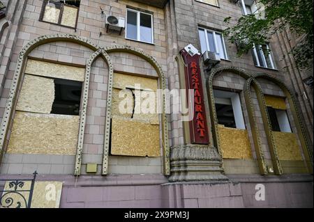 Non esclusiva: ZAPORIZHZHIA, UCRAINA - 1 GIUGNO 2024 - Un edificio residenziale è stato danneggiato dall'attacco missilistico russo a Zaporizhzhia, nel sud-est del Regno Unito Foto Stock