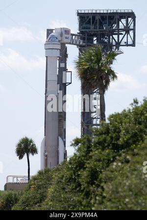 Cape Canaveral, Stati Uniti d'America. 31 maggio 2024. La navicella spaziale Boeing CST-100 Starliner sulla sommità del razzo ULA Atlas V mentre si prepara al lancio dallo Space Launch Complex-41 al Kennedy Space Center, il 31 maggio 2024, a Cape Canaveral, Florida. Lo Starliner First Manned Crew Flight test ha subito una serie di ritardi e il lancio è previsto per il 1° giugno. Crediti: Joel Kowsky/NASA Photo/Alamy Live News Foto Stock