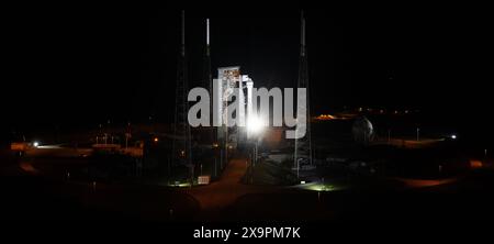 Cape Canaveral, Stati Uniti d'America. 30 maggio 2024. La navicella spaziale Boeing CST-100 Starliner sulla sommità del razzo ULA Atlas V illuminata da riflettori di notte mentre si prepara al lancio dallo Space Launch Complex-41 al Kennedy Space Center, 30 maggio 2024, a Cape Canaveral, Florida. Lo Starliner First Manned Crew Flight test ha subito una serie di ritardi e il lancio è previsto per il 1° giugno. Crediti: Joel Kowsky/NASA Photo/Alamy Live News Foto Stock
