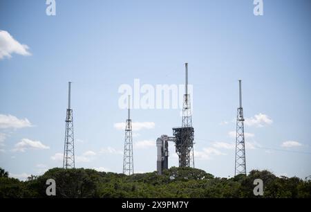 Cape Canaveral, Stati Uniti d'America. 31 maggio 2024. La navicella spaziale Boeing CST-100 Starliner sulla sommità del razzo ULA Atlas V mentre si prepara al lancio dallo Space Launch Complex-41 al Kennedy Space Center, il 31 maggio 2024, a Cape Canaveral, Florida. Lo Starliner First Manned Crew Flight test ha subito una serie di ritardi e il lancio è previsto per il 1° giugno. Crediti: Joel Kowsky/NASA Photo/Alamy Live News Foto Stock