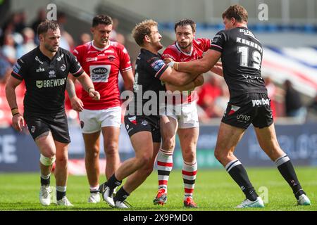 Eccles, Regno Unito. 2 giugno 2024. Joe Mellor dei Salford Red Devils viene affrontato durante la partita di Betfred Super League Round 13 Salford Red Devils vs London Broncos al Salford Community Stadium, Eccles, Regno Unito, 2 giugno 2024 (foto di Gareth Evans/News Images) a Eccles, Regno Unito, il 2/2/6/2024. (Foto di Gareth Evans/News Images/Sipa USA) credito: SIPA USA/Alamy Live News Foto Stock