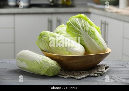 Cavoli cinesi freschi su un tavolo di legno grigio Foto Stock