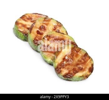 Fette di deliziose zucchine grigliate isolate su bianco Foto Stock