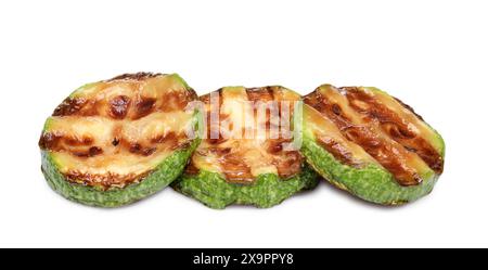 Fette di deliziose zucchine grigliate isolate su bianco Foto Stock