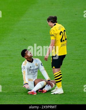 Jude Bellingham (a sinistra) del Real Madrid parla con Marcel Sabitzer del Borussia Dortmund durante la finale della UEFA Champions League allo stadio di Wembley a Londra. Data foto: Sabato 1 giugno 2024. Foto Stock