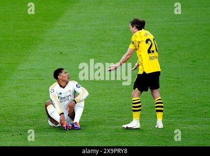 Jude Bellingham (a sinistra) del Real Madrid parla con Marcel Sabitzer del Borussia Dortmund durante la finale della UEFA Champions League allo stadio di Wembley a Londra. Data foto: Sabato 1 giugno 2024. Foto Stock