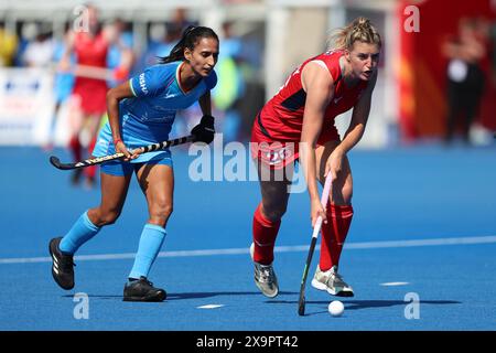 Lily Owsley (a destra) della Gran Bretagna combatte per il pallone contro l'indiana Sharmila devi durante la partita femminile FIH Hockey Pro League al Lee Valley Hockey and Tennis Centre di Londra. Data foto: Domenica 2 giugno 2024. Foto Stock