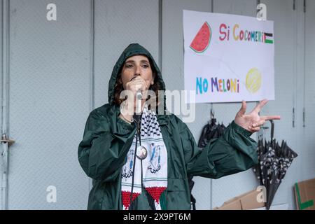 Roma, Italia. 2 giugno 2024. Giovanna Cavallo, leader del movimento "Tents Against Wars" in Piazza San Cosimato a Roma (foto di Matteo Nardone/Pacific Press) crediti: Pacific Press Media Production Corp./Alamy Live News Foto Stock