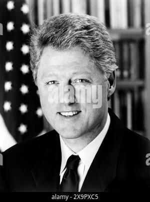 Bill Clinton, 42° presidente degli Stati Uniti, 1993-2001, ritratto di testa e spalle, fotografia ufficiale della Casa Bianca, 1993 Foto Stock