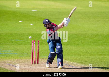 Matthew Breetzke dei Northamptonshire Steelbacks viene sconfitto da Matthew Revis degli Yorkshire Vikings durante il Vitality Blast T20 match al County Ground di Northampton. Data foto: Domenica 2 giugno 2024. Foto Stock