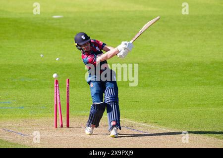 Matthew Breetzke dei Northamptonshire Steelbacks viene sconfitto da Matthew Revis degli Yorkshire Vikings durante il Vitality Blast T20 match al County Ground di Northampton. Data foto: Domenica 2 giugno 2024. Foto Stock