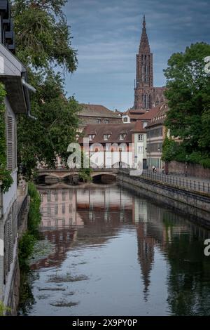 Strasburgo, Francia - 06 28 2023: Città di Strasburgo: Vista delle tipiche facciate alsaziane colorate e della cattedrale di Notre Dame di Strasburgo dal Foto Stock