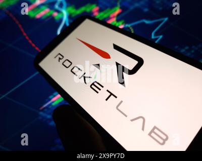Konskie, Polonia - 30 maggio 2024: Logo aziendale Rocket Lab visualizzato sul telefono cellulare Foto Stock