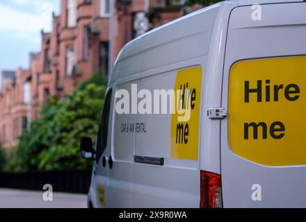 Un furgone o un furgone a noleggio con "Hire me" sul lato, utilizzato per spostare casa o appartamento a Glasgow, Scozia Foto Stock