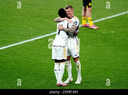 Toni Kroos del Real Madrid abbraccia il compagno di squadra Vinicius Junior dopo essere stato sostituito durante la finale di UEFA Champions League allo stadio Wembley di Londra. Data foto: Sabato 1 giugno 2024. Foto Stock