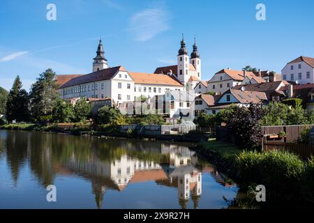 Case sul lago Ulicky rybnik e Chiesa del Santo nome di Gesù, Telč, distretto di Jihlava nella regione di Vysočina della Repubblica Ceca Foto Stock