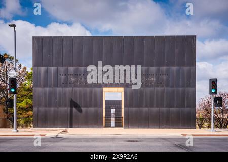 Oklahoma City, Oklahoma USA - 17 marzo 2017: Monumental Gates of Time simboleggia il momento dell'innocenza all'inizio della guarigione presso l'Oklahoma City National Foto Stock