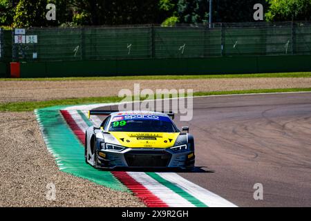 Audi R8 LMS del team Tresor Audi Sport Italia guidato da Moncini Leonardo e Cola Andrea gareggia durante le qualifiche del Campionato Italianao Gran Turismo Sprint GT3 all'Enzo e Dino Ferrari International Racetrack. Foto Stock