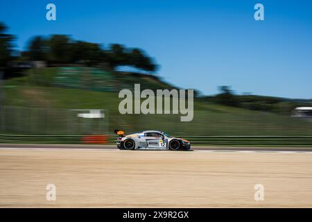 Audi R8 LMS del team Tresor Audi Sport Italia guidato da Mazzola Rocco e Delli Guanti Pietro gareggia durante le qualifiche del Campionato Italianao Gran Turismo Sprint GT3 all'Enzo e Dino Ferrari International Racetrack. Foto Stock