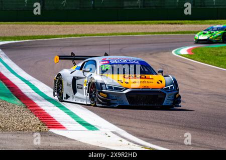 Audi R8 LMS del team Tresor Audi Sport Italia guidato da Mazzola Rocco e Delli Guanti Pietro gareggia durante le qualifiche del Campionato Italianao Gran Turismo Sprint GT3 all'Enzo e Dino Ferrari International Racetrack. Foto Stock