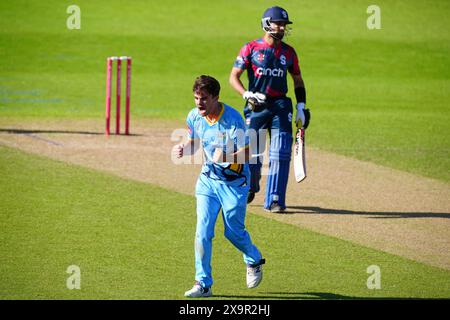 Jordan Thompson dei Yorkshire Vikings celebra il wicket di Sikandar Raza dei Northamptonshire Steelbacks durante il Vitality Blast T20 match al County Ground di Northampton. Data foto: Domenica 2 giugno 2024. Foto Stock