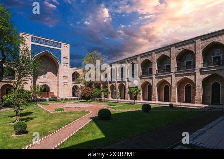 Cortile dell'antica madrasa uzbeka Kukeldash a Tashkent in Uzbekistan. Antica madrassah islamica medievale sotto un bel cielo in estate Foto Stock