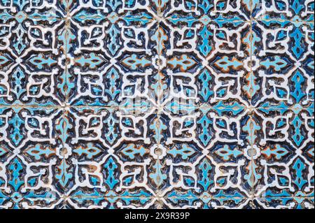 L'antica parete della vecchia moschea Hazrati Imam è decorata con piastrelle di ceramica con tradizionale ornamento orientale uzbeko, modello islamico in Uzbekistan Foto Stock