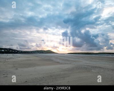 Splendido tramonto sulla spiaggia di Portnoo Narin nella contea di Donegal - Irlanda. Foto Stock