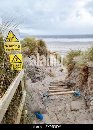 Segnali di pericolo di caduta improvvisa e ripida pendenza alla spiaggia di Dooey presso Lettermacaward nella contea di Donegal - Irlanda Foto Stock