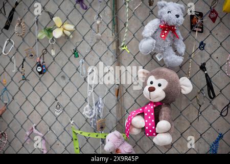 Oklahoma City, Oklahoma USA - 17 marzo 2017: Tokens on the Fence presso l'Oklahoma City National Memorial è un luogo commemorativo in onore delle vittime della Foto Stock