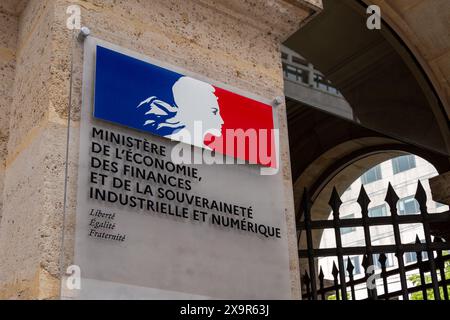 Cartello all'ingresso dell'edificio del Ministero dell'economia, delle Finanze e della sovranità industriale e digitale con il logo della Repubblica francese Foto Stock
