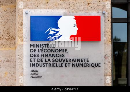 Cartello all'ingresso dell'edificio del Ministero dell'economia, delle Finanze e della sovranità industriale e digitale con il logo della Repubblica francese Foto Stock