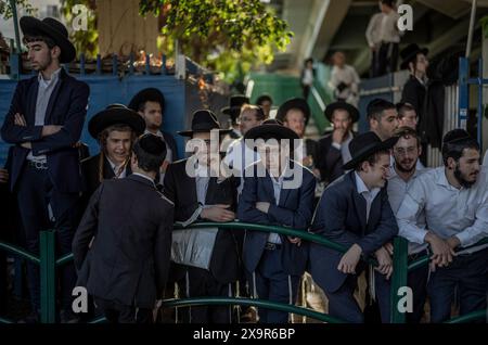 Bnei Brak, Israele. 2 giugno 2024. I manifestanti ebrei ultra-ortodossi bloccano una strada a Bnei Brak, durante una protesta contro possibili cambiamenti nelle leggi esentano gli uomini ultra-ortodossi dalla coscrizione militare. Crediti: Ilia Yefimovich/dpa/Alamy Live News Foto Stock