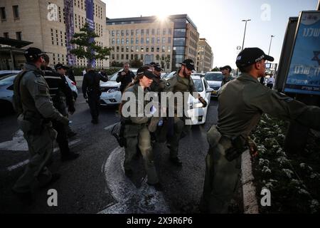 La polizia DI PROTESTA DI DIFESA ISRAELIANA MIDEAST rimuove gli ebrei ultra-ortodossi che bloccano una strada durante una protesta contro la coscrizione militare al di fuori della Corte suprema israeliana a Gerusalemme, 2 giugno 2024. La Corte Suprema d'Israele ascolta il 2 giugno una risposta dello stato sulla questione del reclutamento ultra ortodosso, dopo aver precedentemente prorogato un termine per la presentazione da parte del governo di un piano di coscrizione per gli ebrei ultra-ortodossi, che sono tradizionalmente esenti dal servizio militare. Foto di saeed qaq Copyright: XSAEEDQAQx AX4X1987 Foto Stock