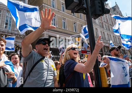 Londra, Regno Unito. 2 giugno 2024. Centinaia di manifestanti pro-Israele marciano a Whitehall con una marcia organizzata dal progetto Human Chain del 7/10. Il rabbino capo Ephraim Mirvis è visto marciare al fronte con molti altri sostenitori. Crediti: Andrea Domeniconi/Alamy Live News Foto Stock